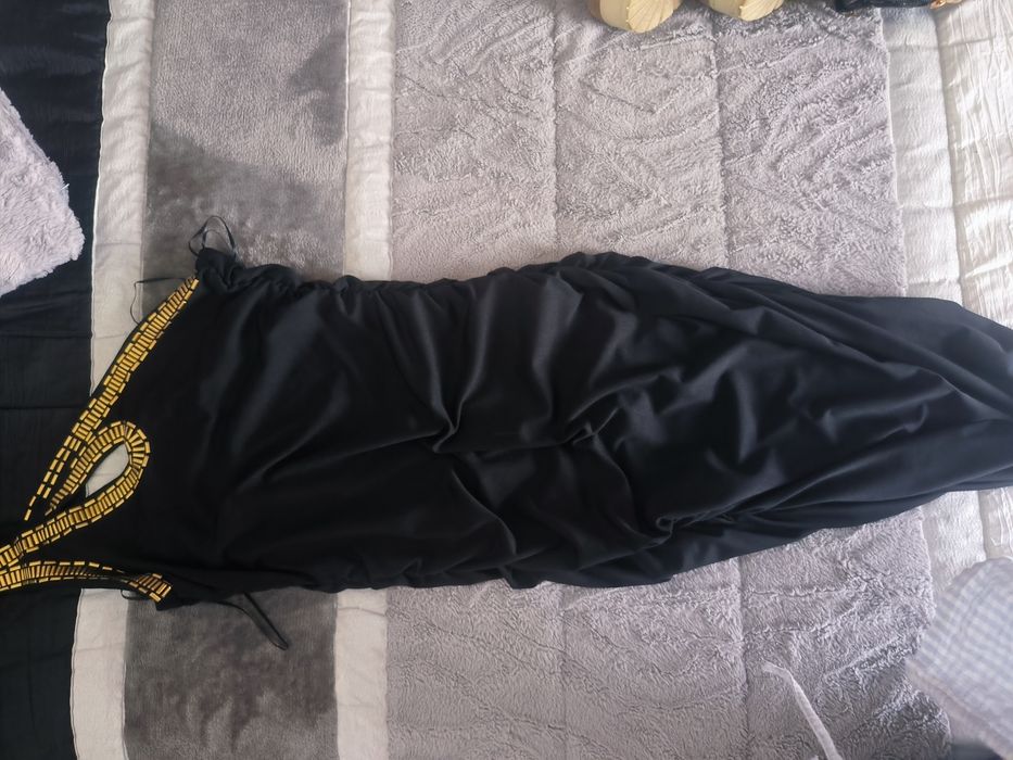 Vestido plissado preto e dourado