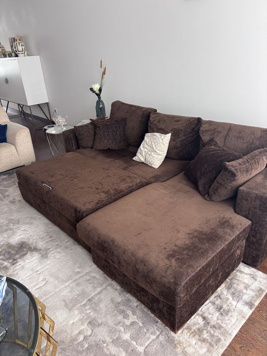 Sofa com chaisse de cor castanha