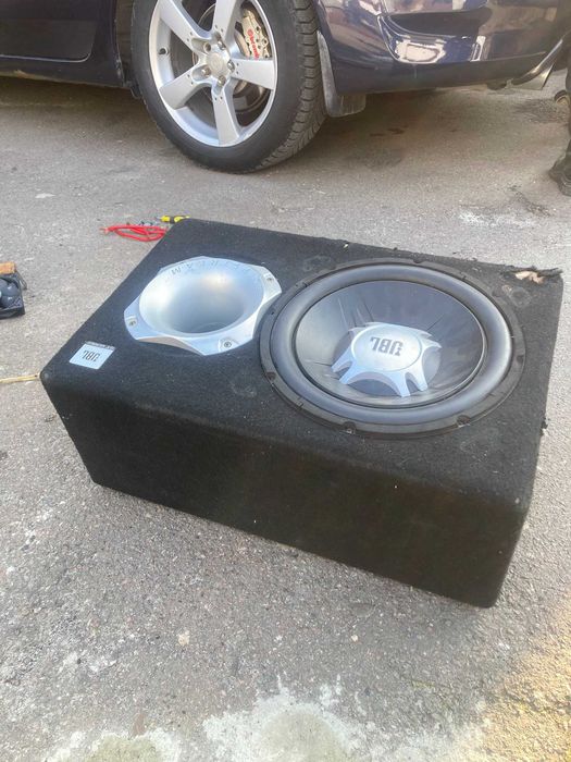 Потужний Сабвуфер JBL  може бути за додаткову ціну і з підсилювачем до нього