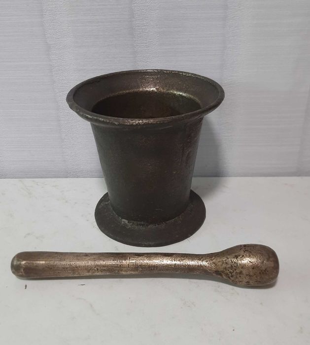 Большая бронзовая ступка с пестиком.