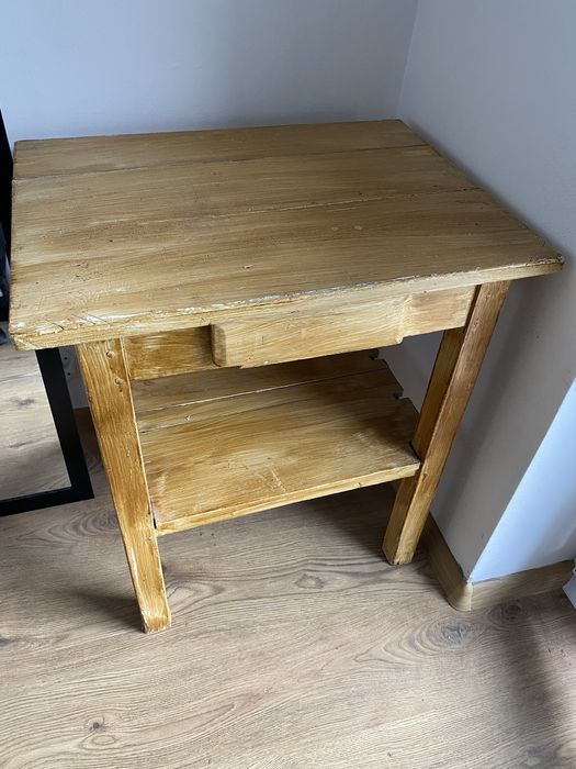 Stolik z szuflada