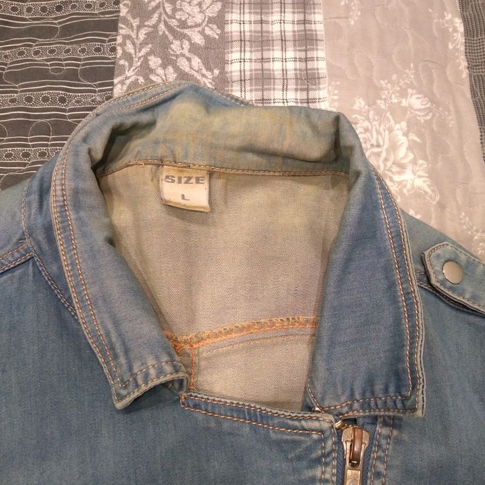 Kurtka jeans podgumowana z gadżetami