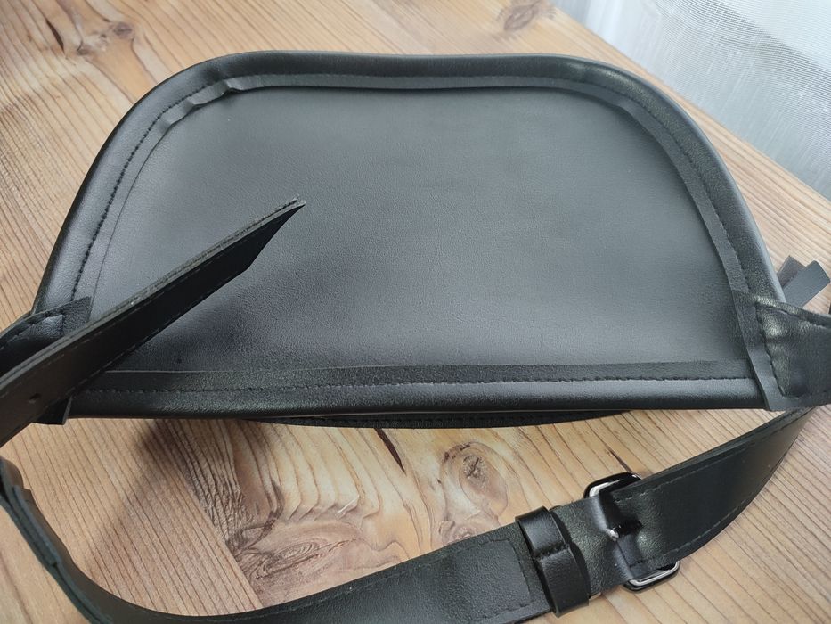 Сумка - бананка чорна