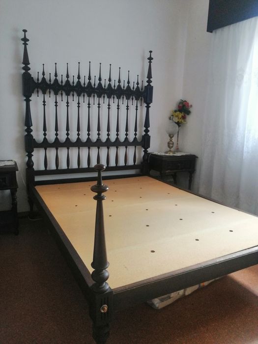 Cama de casal estilo antigo século XVII em perfeitas condições