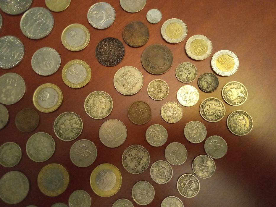 Vendo uma panóplia de moedas antigas para colecionadores várias datas