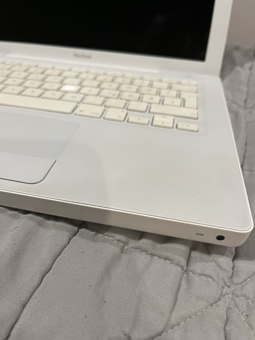 Macbook white A1181