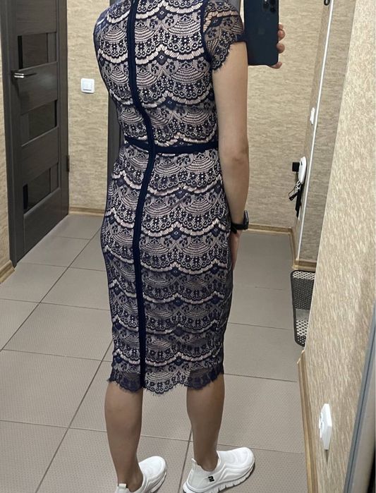 Сукня кружевна міді