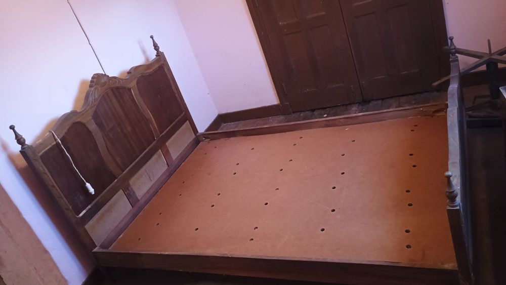 Cama de madeira antiga