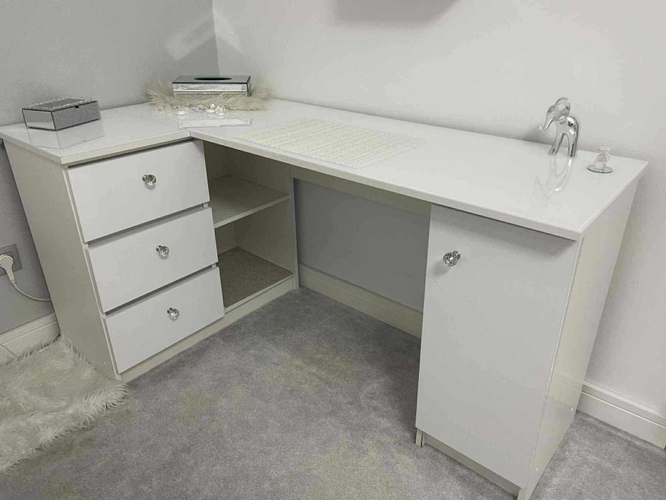 Duże białe biurko narożne