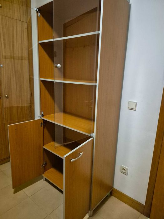 Armário alto com vitrine para livros, bibelots ou arrumação