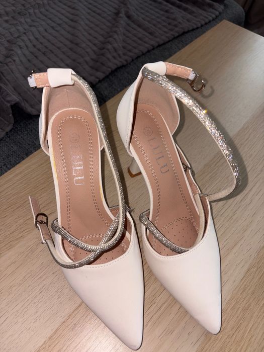 Buty ślubne , biała ślubna narzutka futrzana