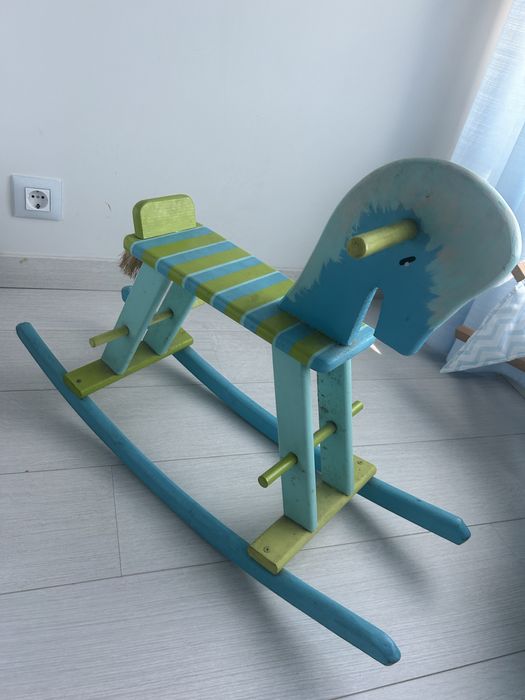 Cavalo de embalo azul e verde