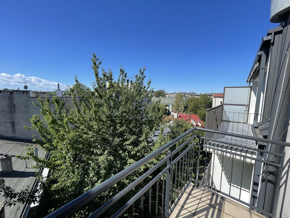 Kawalerka 39 m² z aneksem kuchennym i balkonem. Po remoncie