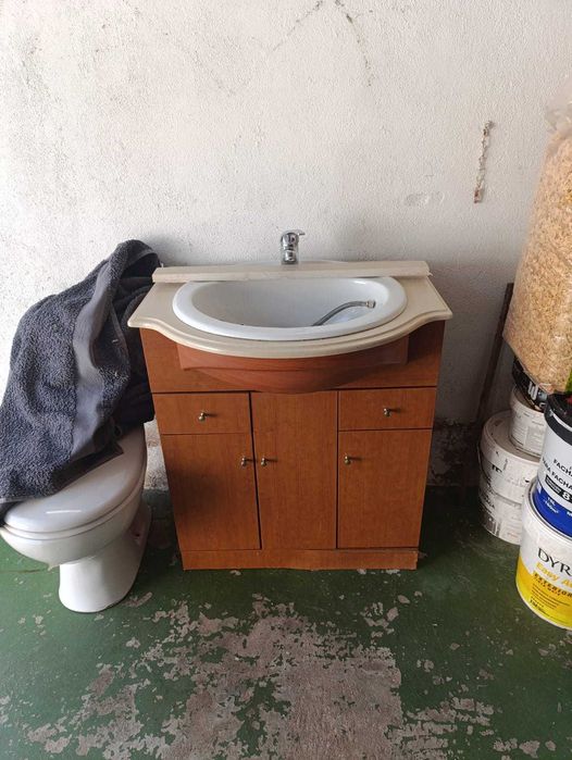 armário de casa de banho com lavatório e torneira misturadora