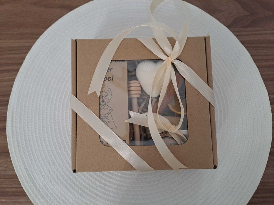 Zestaw prezent dla babci herbata man-tan,miód,czerpak,świeczka sojowa