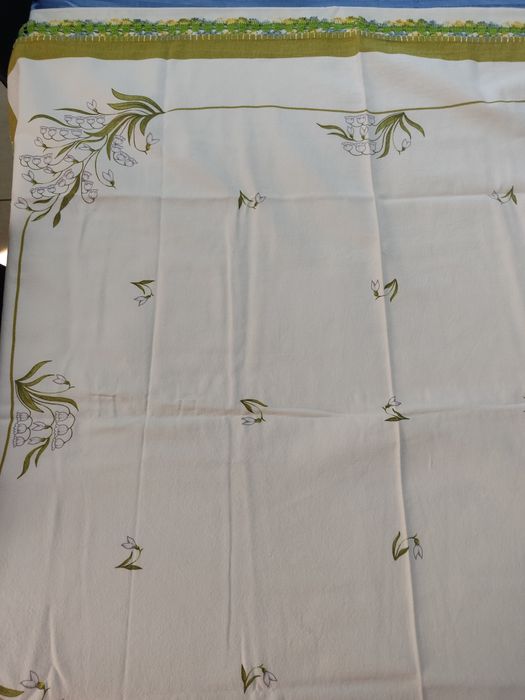 Toalha de mesa bordada á mão