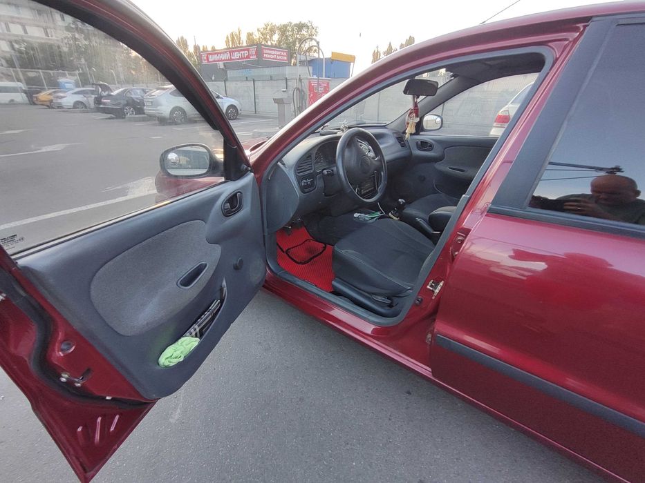 Автомобіль Daewoo lanos
