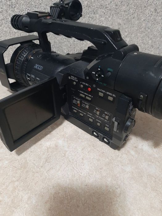 Видеокамера Panasonic DVX100B под ремонт или на запчасти.