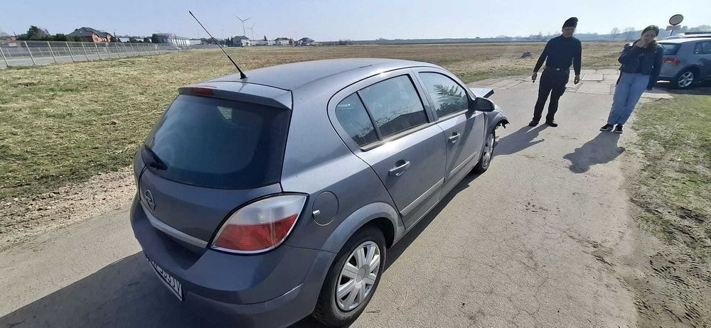 Opel Astra rocznik 2005 uszkodzony