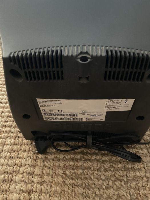 Televisor a funcionar Philips a funcionar com comando incluido