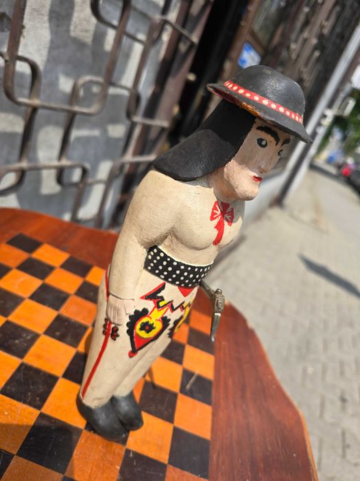 STara drewniana figurka góral