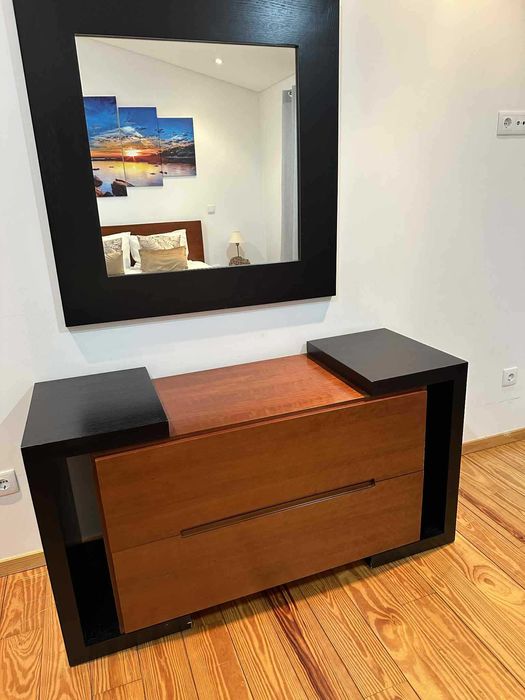 Excelente cómoda em madeira.