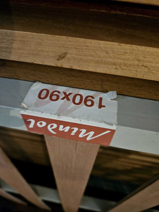 Cama de solteiro em madeira