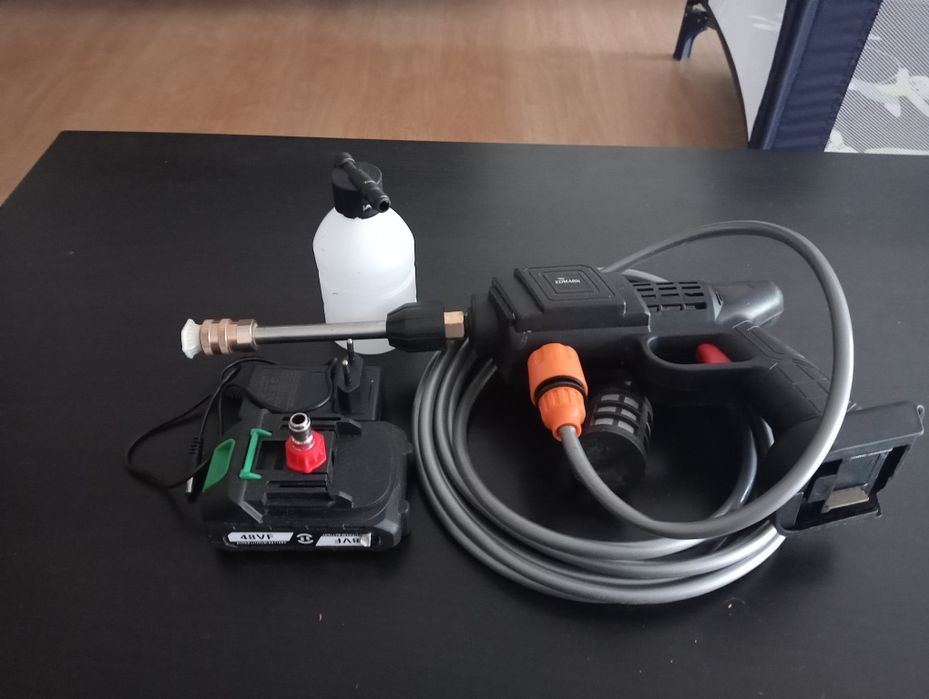 Pistola de lavar carro a bateria e escovas de limpa jantes do carro tudo novo