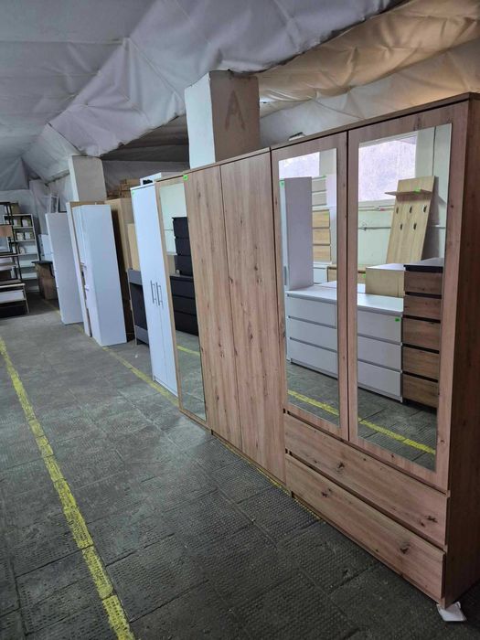 Wyprzedaż garażowa mebli outletowych