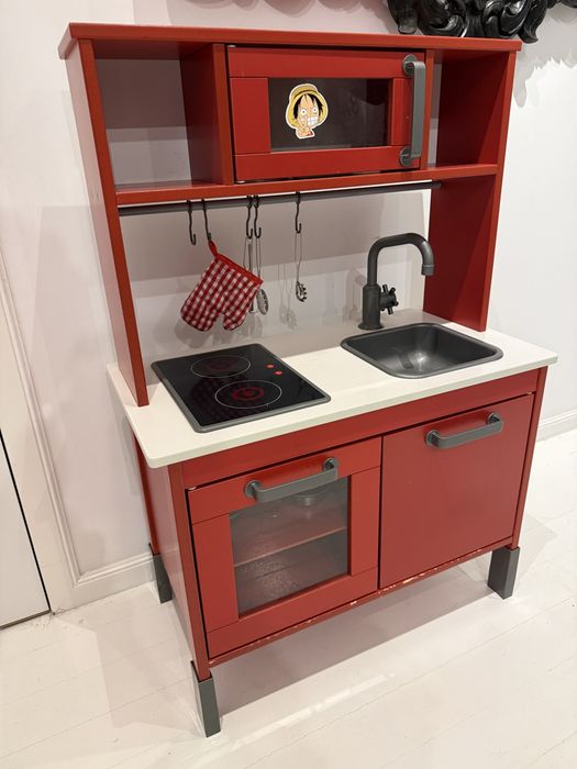 Czerwona kuchnia dla dzieci Ikea z akcesoriami