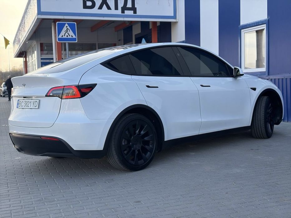 Tesla Model Y 2024 року