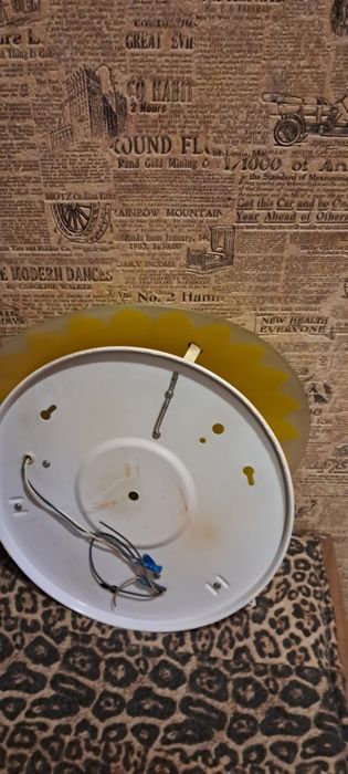 Лампа під стелю.