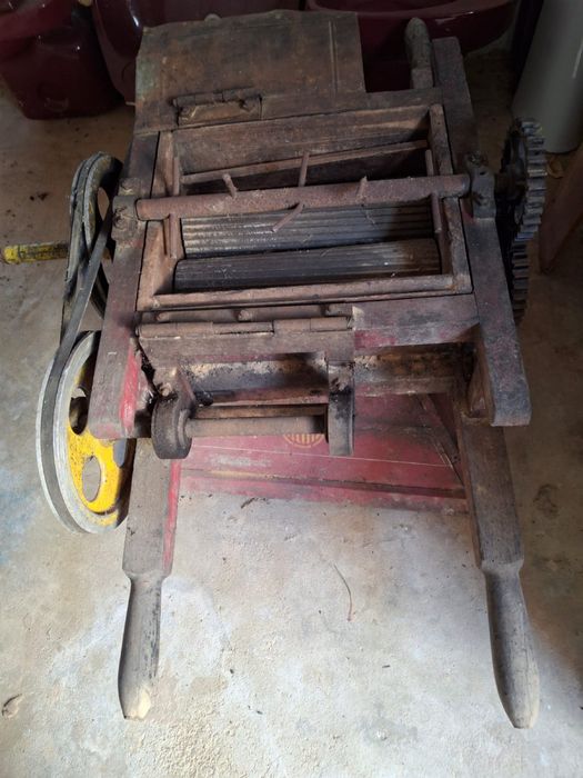 Esmagador de uvas eletrico