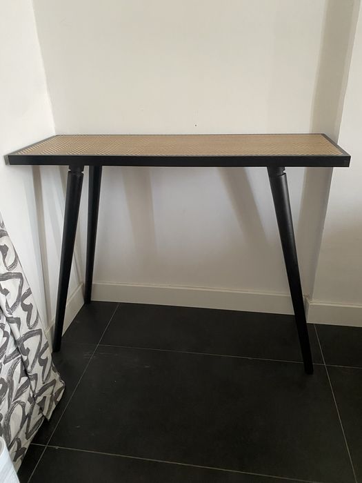 Mesa consola preta com espinhas