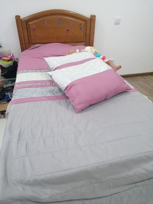 Cama de solteiro com colchão e estrado em madeira