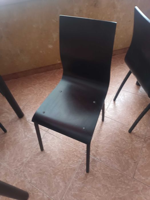 Mesas e cadeiras