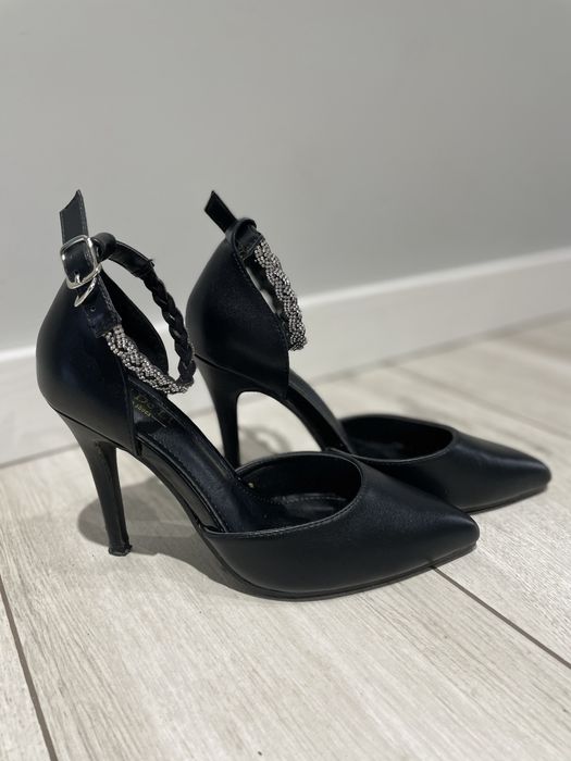 Туфлі з блискучим ремінцем