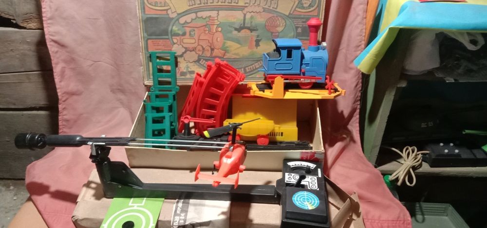 Железная дорога и вертолет В 84.