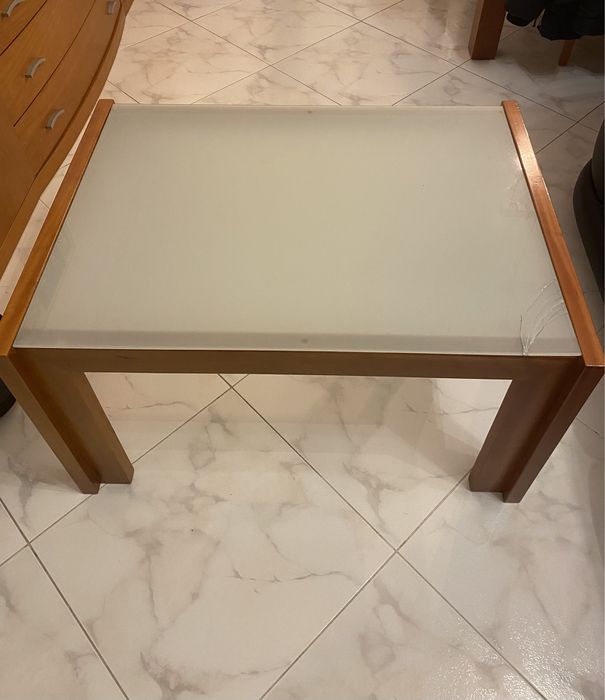 Mesa em cerejeira e vidro para sala