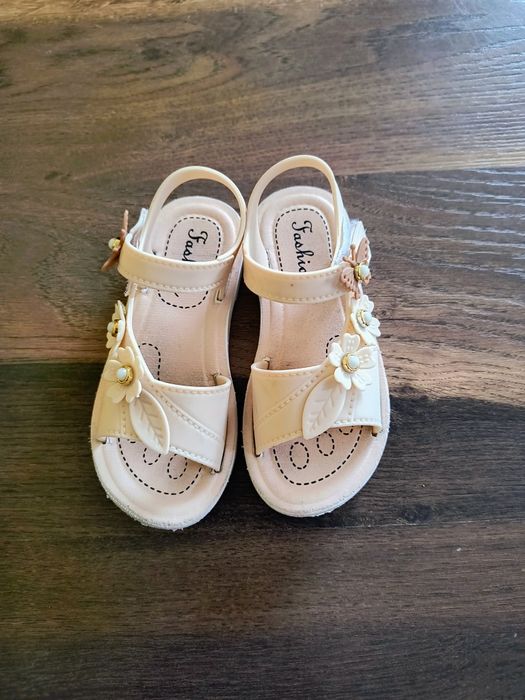 Sandałki beżowe rozmiar 25
