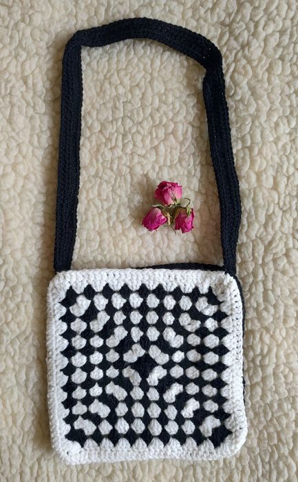 Torebka ręcznie robiona handmade biała czarna szydełko ramię