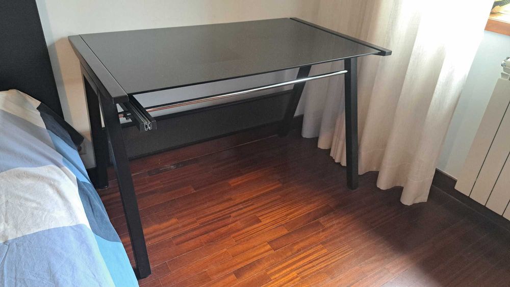 Secretária com tampo em vidro lacado preto e gaveta para teclado.