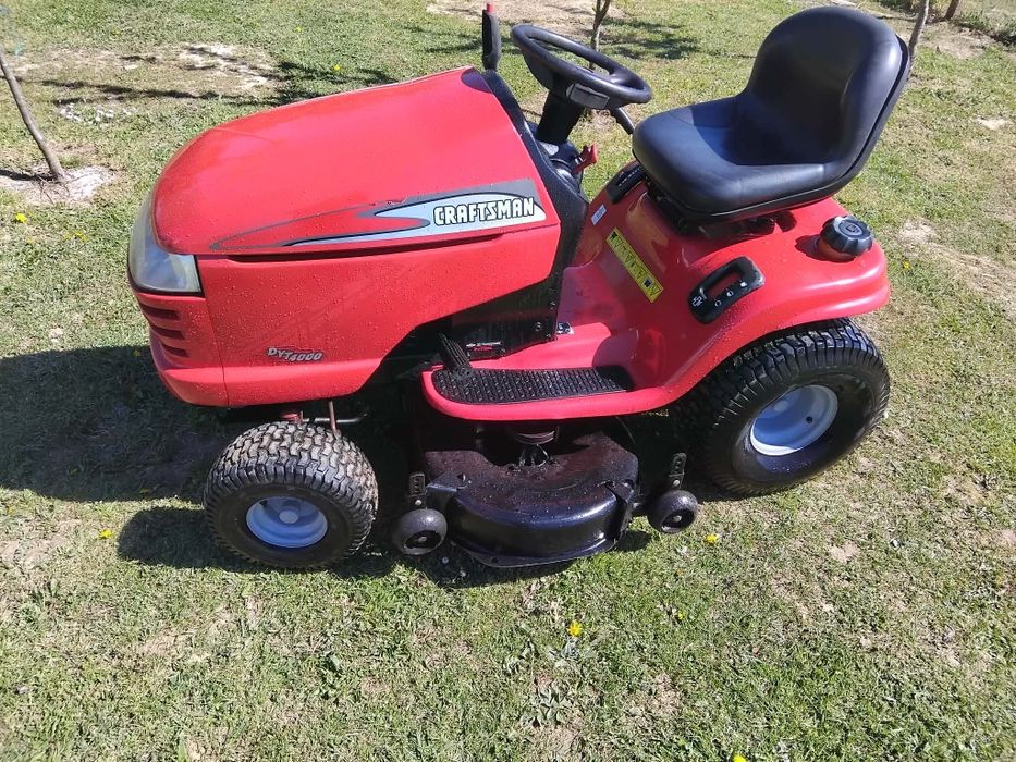 Trator corta relva profissional 22cv, largura de corte 110cm.