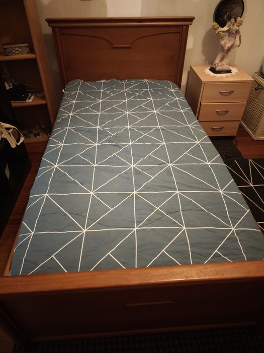 Cama de Solteiro em Madeira Maciça - 100€