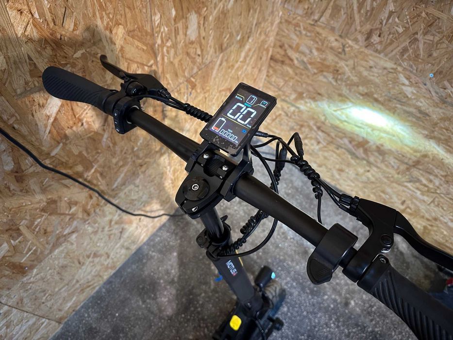 Hulajnoga Motus Pro 10 2022 (nietypowy srebrny kolor)