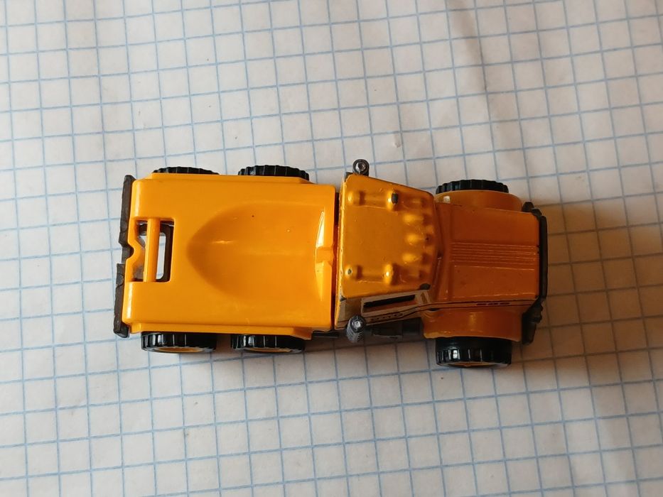 Металлический грузовик-самосвал