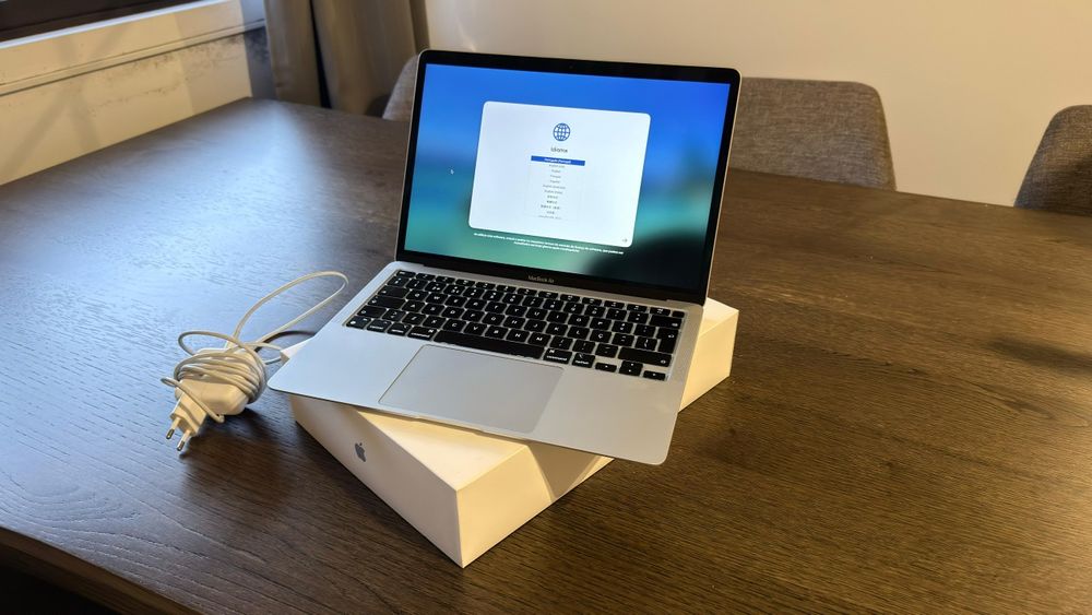MacBook Air 2020 13" 8GB SSD 256GB
Processador M1
8gb RAM 
SSD 256 gb