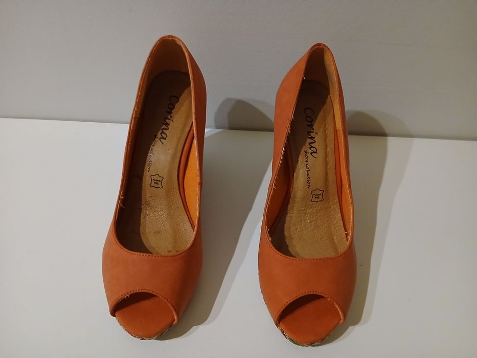 Sapatos cor salmão, com cunha colorida