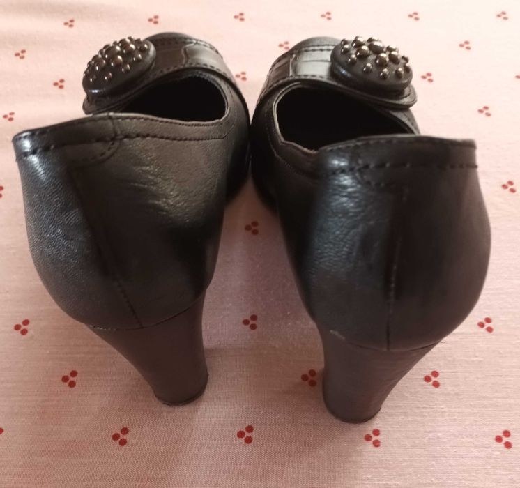 Sapatos elegantes com salto