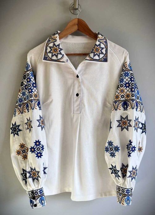 Модна жіноча вишиванка з льону з квітковим та геометричним орнаментом